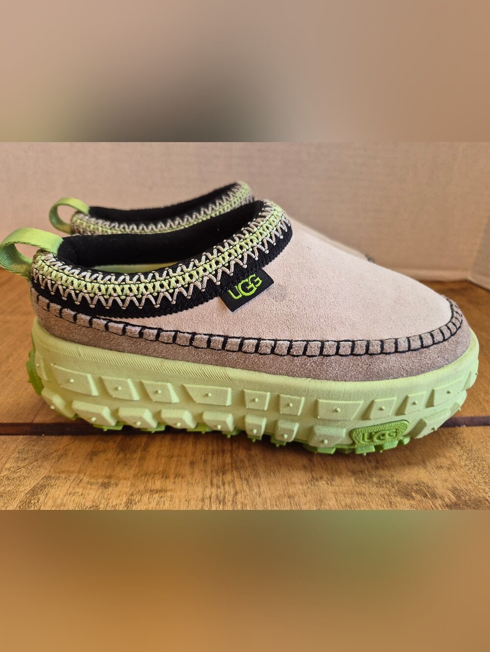 Ugg All Gender Venture Daze Womens 7, Mens 6, EU 38